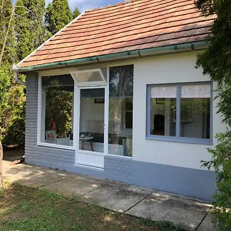בית כפרי Retro Haz Balatonszabadi Fürdőtelep